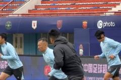 申花隊賽前踩場訓(xùn)練 中衛(wèi)朱辰杰戴面具出戰(zhàn)