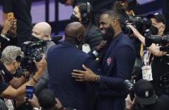 詹姆斯：與喬丹在75大儀式上互動(dòng)非常棒，我對(duì)他是充滿尊重和欽佩