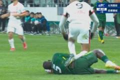 馬寧緊急拉扯！費利佩倒地踩中恩加德烏腹部，兩隊激烈沖突