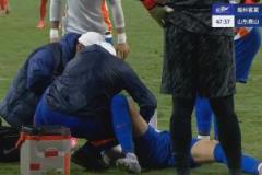 王彤遠射后躲封堵意外摔地翻滾被擔架抬下