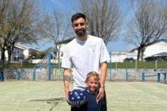 貝納永社交媒體發(fā)布與家人踢球視頻：三代人齊聚在一切開始的球場