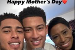 貝林厄姆社交媒體發(fā)布與家人合影，慶賀英國(guó)母親節(jié)