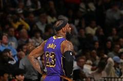 詹姆斯生涯總蓋帽數(shù)達到1147次，追平麥卡杜并列歷史第七位