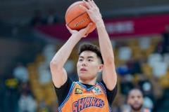 李添榮得分爆發(fā)力驚人 16投9中砍下22分5籃板2助攻1搶斷1蓋帽