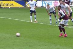 是個狠人！拉什福德在罰點(diǎn)球時甚至一眼足球都沒有看