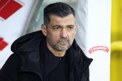 隆戈：米蘭聯(lián)賽排名下滑加歐冠出局，孔塞桑執(zhí)教成績(jī)?cè)赓|(zhì)疑