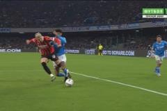 特奧禁區(qū)倒地造點(diǎn)！希門尼斯主罰點(diǎn)球直接被門將沒收！