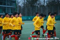 U16國(guó)少隊(duì)在狼堡俱樂(lè)部開展德甲首訓(xùn) 觀看狼堡對(duì)陣海登海姆