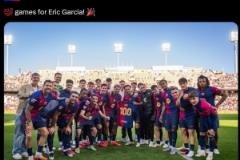 埃里克-加西亞迎來巴薩百場(chǎng)紀(jì)念，獲贈(zèng)球衣并與全隊(duì)合影留念