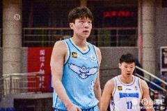 內(nèi)線表現(xiàn)亮眼！楊瀚森半場(chǎng)10分鐘4中3砍9分11板加3斷2帽