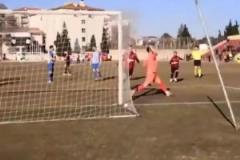 明目張膽了是吧！在荷蘭較低的聯(lián)賽中，裁判打進(jìn)了一粒進(jìn)球！