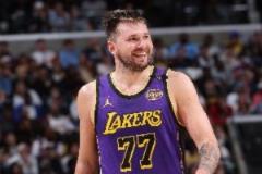 東契奇半場(chǎng)10中4貢獻(xiàn)15分4板6助2斷兩隊(duì)唯一上雙