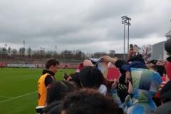 穆勒簽名引熱議，拜仁訓(xùn)練后球迷集體求簽名！