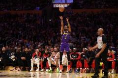 湖火爭議哨小里移動造犯規(guī)+東契奇二運+詹姆斯無球喊停