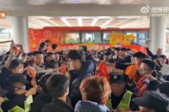 泰山B隊(duì)人氣爆棚 中乙賽后球員通道擠滿觀眾