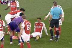 加布里埃爾第15分鐘回追受傷傷退，基維奧爾替補(bǔ)登場(chǎng)