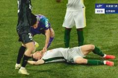 斯帕吉奇第四分鐘倒地昏迷，救護車緊急進場