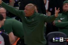 大洛籃下強攻欲獲2+1 裁判判罰T變2-1