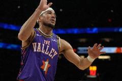 布克上半場(chǎng)高效輸出22分5助攻，5次失誤略顯拖累