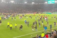 這就是足球！德丙球隊比勒菲爾德淘汰勒沃庫森，賽后球迷沖場慶祝
