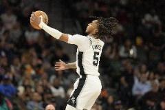 7次失誤難掩實(shí)力！卡斯?fàn)?3中6貢獻(xiàn)16分8板6助 正負(fù)值-22