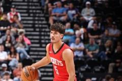 謝潑德砍下15分！狄龍：他能在電光火火間找到投籃空間

這句話看起來像是對某位籃球運動員（可能是謝潑德，比如NBA球員謝潑德）在比賽中表現(xiàn)的評論。其中，“謝潑德砍下15分”說明他在比賽中貢獻了15分，