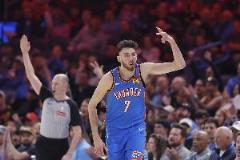 切特-霍姆格倫首節(jié)高效表現(xiàn)：4投3中貢獻(xiàn)9分2板1助2斷2帽