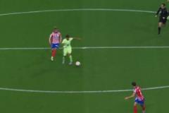 亞馬爾中場帶球直塞！拉菲尼亞禁區(qū)內(nèi)小角度打門被撲！