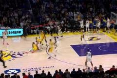 庫里被夾擊，科爾光速進(jìn)場叫暫停，雙方急得跳腳！