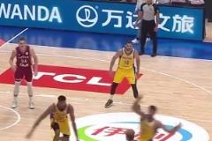 這音效太搞了！此刻球場上的球員們達成了莫名的默契！