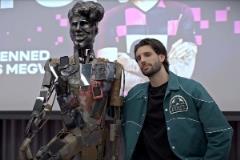 索博斯洛伊驚呆！遭遇詭異整蠱，看到扭曲的自己雕像與物品