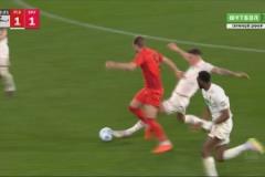 拜仁多打一人！澤西格爾放倒凱恩，兩黃變一紅被罰下場(chǎng)！