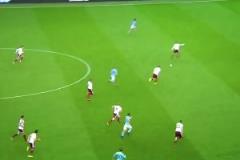 開上帝視角踢球的男人！你們只管跑，德布勞內(nèi)肯定能傳到！