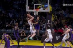 疼死了！奧利尼克突破一記大鐵膝直接頂?shù)胶Ｋ挂d部，后者痛苦不已