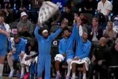 把毛巾揮出新境界！米爾斯：出門在外，戲份都是自己給的