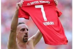 安聯(lián)國(guó)王里貝里42歲生日，拜仁送祝福：425場(chǎng)124球182助