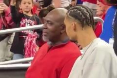 文班看起來恢復(fù)得不錯(cuò)啊，心情也挺好