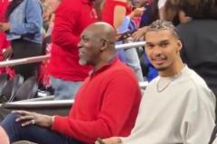 地壟溝新發(fā)型亮眼文班亞馬與火箭名宿大夢(mèng)一同觀戰(zhàn)瘋?cè)龥Q賽！