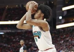 美記：韋爾斯意識恢復(fù)可活動 可能腦震蕩需X光檢查