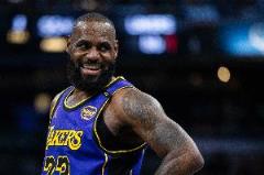 老詹點(diǎn)評末節(jié)哈林籃球表演：不知所措，立刻換我下場