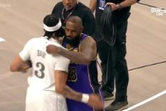 兩個月沒見，詹姆斯和濃眉這個手勢依舊這么熟練啊