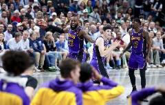 詹姆斯末節(jié)13分力挽狂瀾，27+7+7僅差4助攻差距顯著