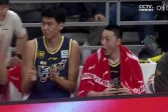 這也太帥了徐杰酷炫拉桿上籃技驚四座 令場(chǎng)下胡明軒驚呼模仿