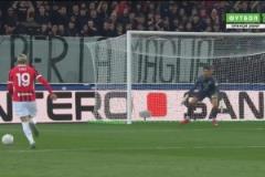 精彩的進(jìn)球！亞伯拉罕做球助攻！特奧邊路長(zhǎng)驅(qū)直入爆射近角得手！