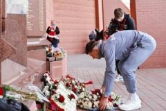 敬獻(xiàn)花圈致敬！西漢姆后衛(wèi)克雷斯維爾向希爾斯堡紀(jì)念碑獻(xiàn)花