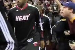 詹姆斯當(dāng)年加盟熱火后重返克里夫蘭，騎士主場漫天噓聲震耳欲聾！