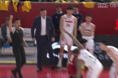 十分生氣！?。《配h不滿隊(duì)員表現(xiàn) 在場(chǎng)邊激動(dòng)開(kāi)麥爆粗