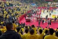 殺人還要誅心？山西主場(chǎng)球迷賽后高喊起了：“晚安徐杰！”