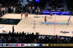 太致命！熱火發(fā)球回場(chǎng)失誤，卡林頓頂著兩人防守極限壓哨絕殺！