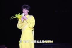 山西鬧他！周傳雄太原演唱會(huì)現(xiàn)場(chǎng)帶領(lǐng)歌迷為山西男籃加油助威